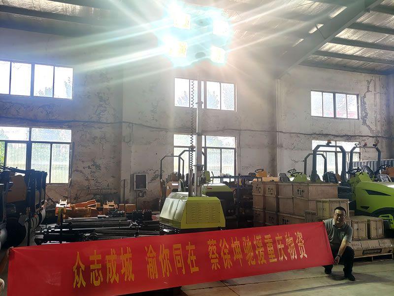 蔡徐坤為重慶捐贈奔馬照明車等救災物資，傳遞偶像正能量