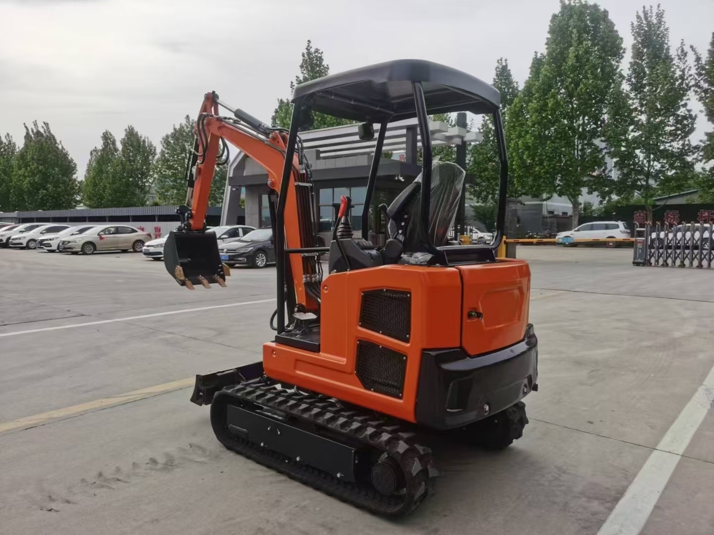 小型挖掘機BMPC18